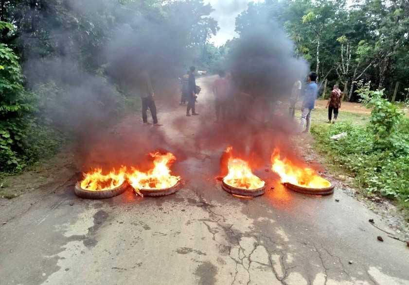 সাজেক রোডে ইউপিডিএফ-এর অর্ধদিবসীয় অবরোধ অব্যাহত রয়েছে।